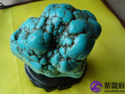 其中以湖北郧县,郧西,竹山一带的优质绿松石最为著名,畅销国内外.