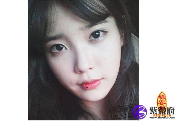 嘴角有痣的女人