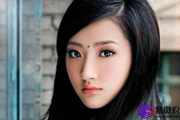 印堂有黑痣的女人