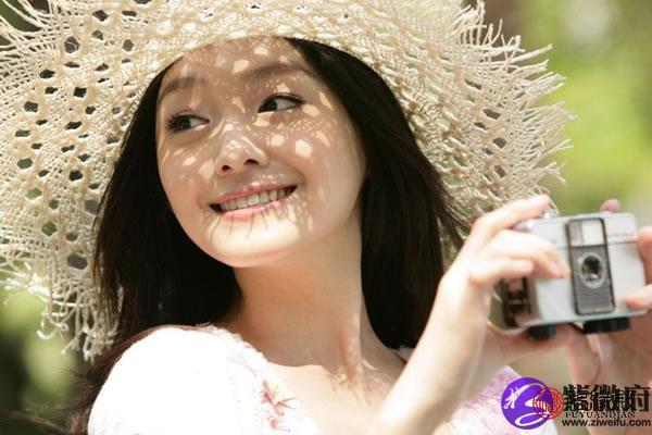 后来与妹妹 徐熙媛小s(徐熙娣)主持八大"娱乐百分百"节目奠定在演艺圈