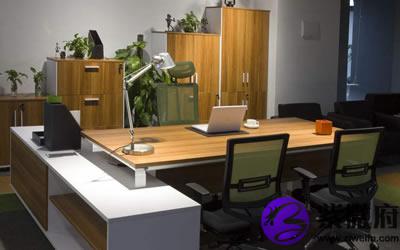办公室的办公桌朝向最好是可以根据五行或者是属相来决定.