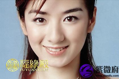 人五官通常没有桃花眼的人那么深邃,比同龄人更显饱满年青,而杏眼圆睁