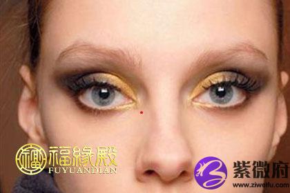 回答:解答如下:1,眼睛上有朱砂痣,上眼皮有朱砂痣上眼皮代表田宅宫