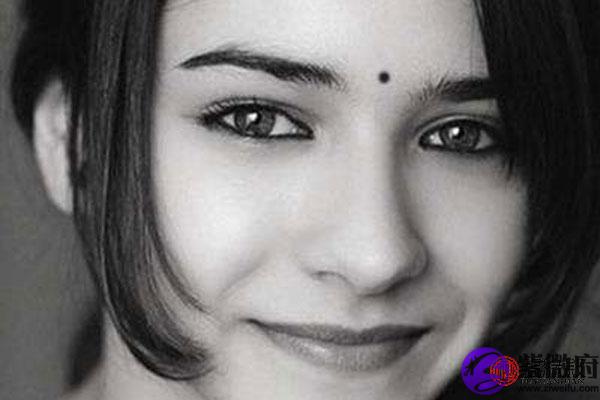 与佛道有缘,痣是红色的为大贵,女命眉心中间有红痣为美人痣,朱砂痣,能