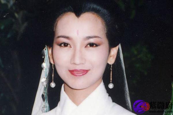 什么是美人尖所谓美人尖,指的是前额正中发际线向下凸出的一小撮头发