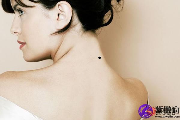 一般来说,苦情痣在脖子正中间,如果右手臂上有颗痣或者左肩膀有块胎记