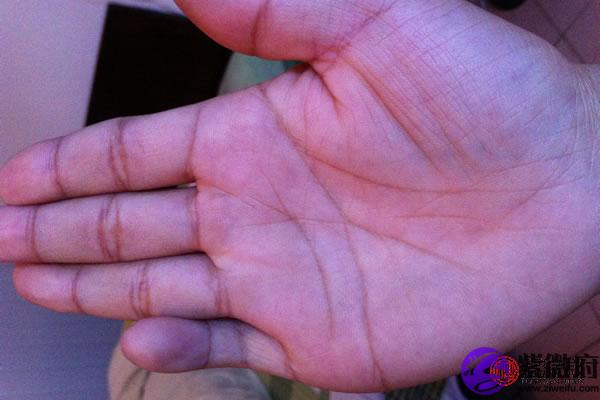 1,没有命运线说明这一生工作不稳定,或者是自己工作静不下心,随时想换