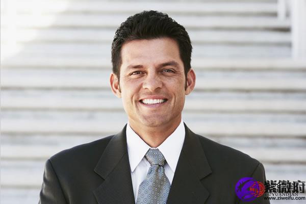 在紫微斗数中,太阴星五行属癸水,象阴,为中天主星,不入南北斗,在天为