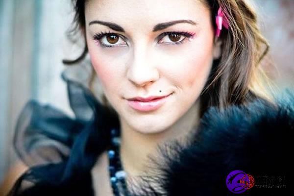 女人左嘴上方有痣图解