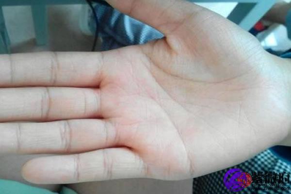 女人右手生命线坎宫大三角代表什么