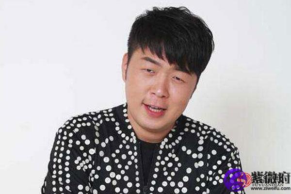 双眼细小且眼角下垂的男性事业运如何