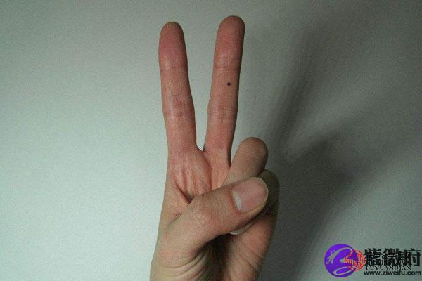 女人右手中指有痣有哪些说法