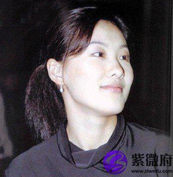 耳朵贴脑,耳廓有折边,代表精力过人