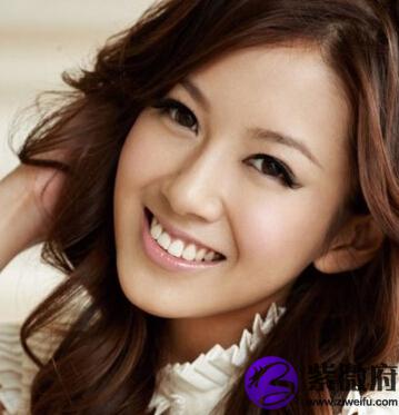 法令纹在途中分叉或变形,有这种法令纹的人在40岁或50岁前后工作或