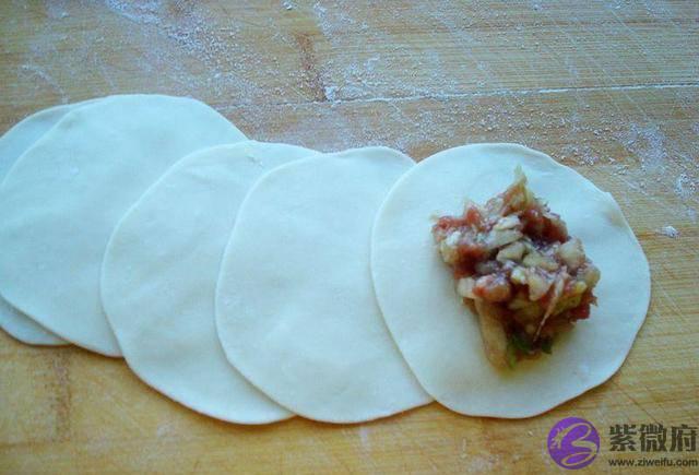 正月初一就吃百财饺子，汁多肉鲜嫩，全家老少都可吃