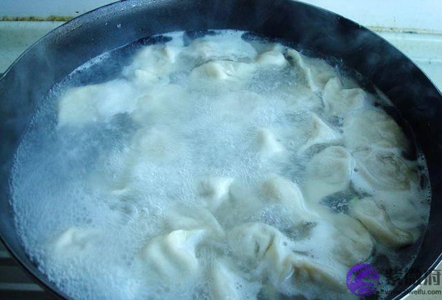 正月初一就吃百财饺子，汁多肉鲜嫩，全家老少都可吃