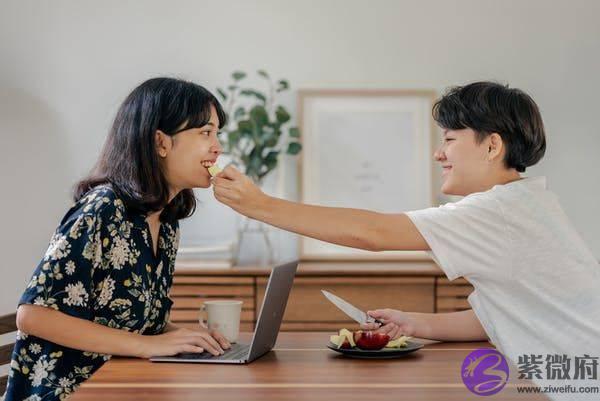怎麽判断一个男生是不是真的喜欢你呢？