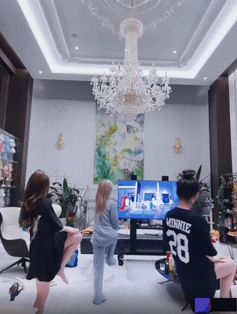 ​身价百亿周扬青大跳热舞，曝奢华豪宅，挑高天花板加华丽水晶灯