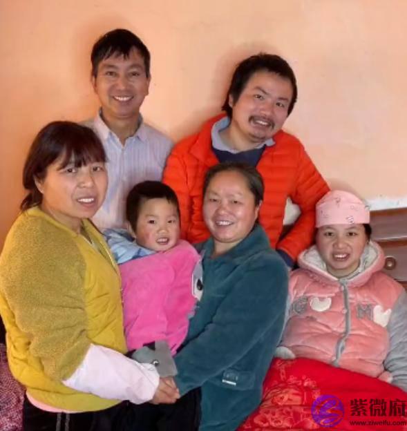 牛爱芳学让网友起名字，暴露名字是假的，网友：确定小春花是假生