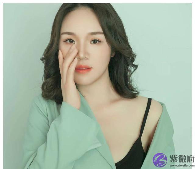 甲寅亥月水旺木坚一点辛金从水而化大运见火灾难不可避免