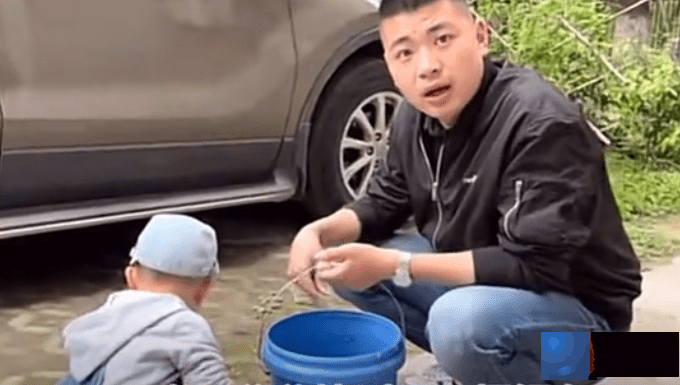 秋天阿婆虽未生儿子，却拥有四个男生的保护，两个女婿两个外孙