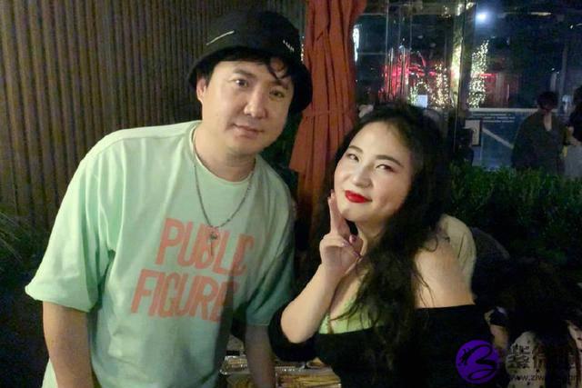 李湘与王岳伦跪拜合影曝光，4字吐露心境，想求高人指点吗