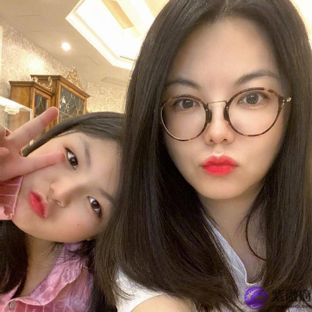 李湘与王岳伦跪拜合影曝光，4字吐露心境，想求高人指点吗
