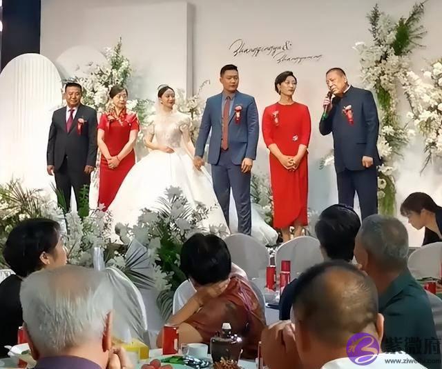 山西儿子结婚老爸忘词，高情商婆婆一番话救场彰显老公家庭地位