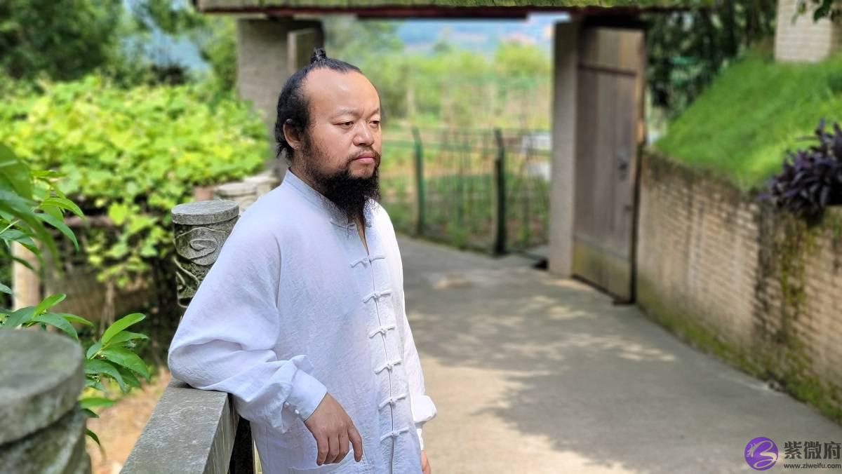 北有颜廷利，南有无量子，此二人合称中国易学界双雄
