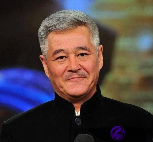 赵本山儿子近照曝光，走路姿势成亮点，网友果然是六亲不认的步伐