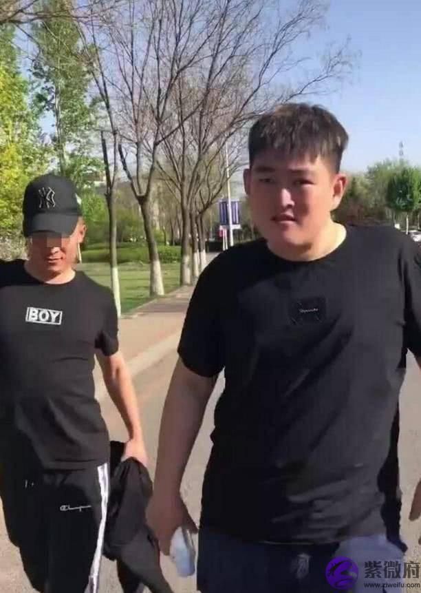 赵本山儿子近照曝光，走路姿势成亮点，网友果然是六亲不认的步伐