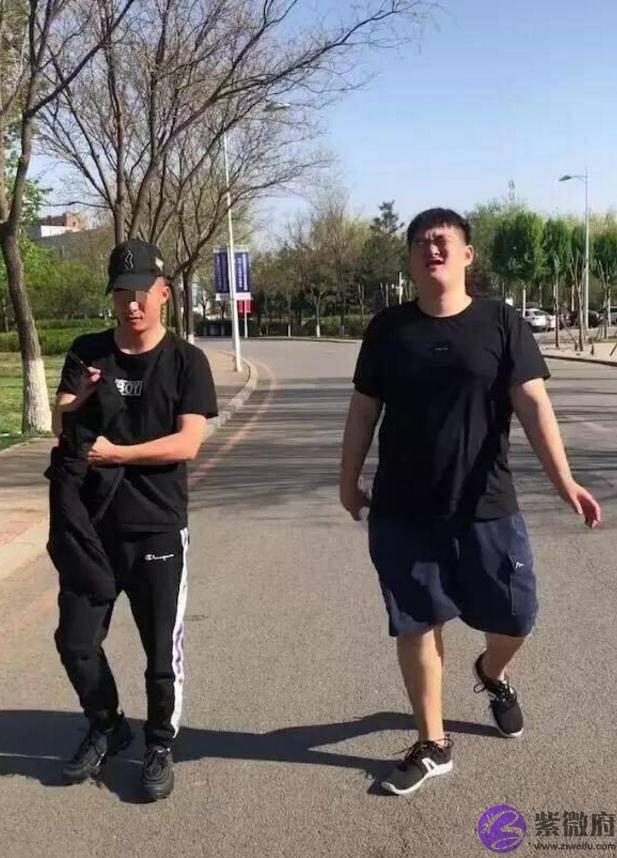 赵本山儿子近照曝光，走路姿势成亮点，网友果然是六亲不认的步伐