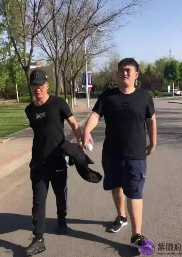 赵本山儿子近照曝光，走路姿势成亮点，网友果然是六亲不认的步伐