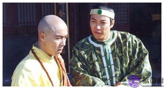 康熙让太师给弘历算生辰，太师说皇孙命犯桃花，康熙：让他当皇帝