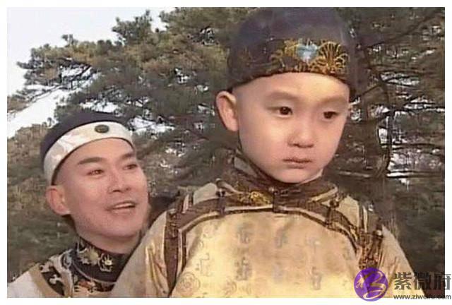 康熙让太师给弘历算生辰，太师说皇孙命犯桃花，康熙：让他当皇帝