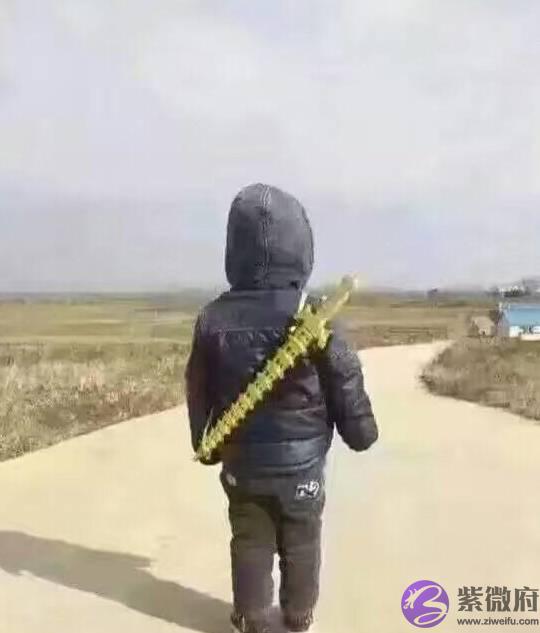幽默搞笑：同事喜得一子，他给他儿子取名为巅峰！