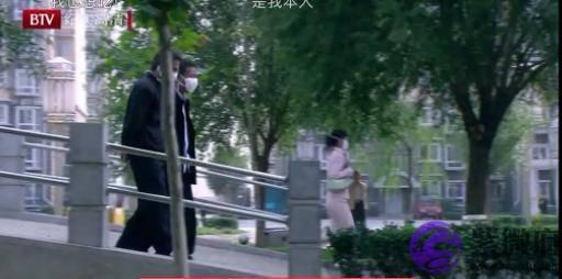 杨超越牙齿上排很整齐，下排牙齿像乱长的野草，参差不齐