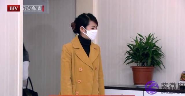 杨超越牙齿上排很整齐，下排牙齿像乱长的野草，参差不齐