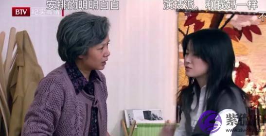 杨超越牙齿上排很整齐，下排牙齿像乱长的野草，参差不齐