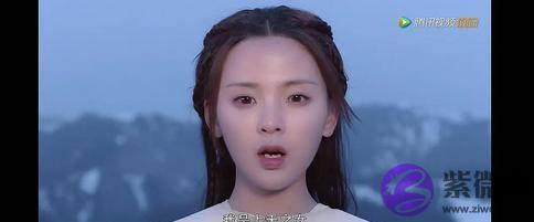 杨超越牙齿上排很整齐，下排牙齿像乱长的野草，参差不齐