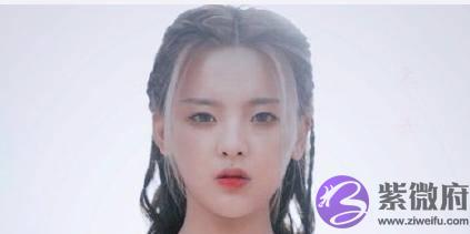 杨超越牙齿上排很整齐，下排牙齿像乱长的野草，参差不齐