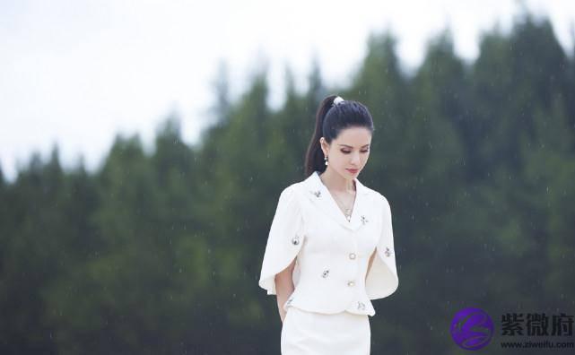 李若彤自曝名字是徐克改的，54岁未婚原因曝光，被封不老女神