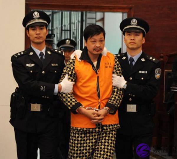 从医生摇身一变为冷血杀手
