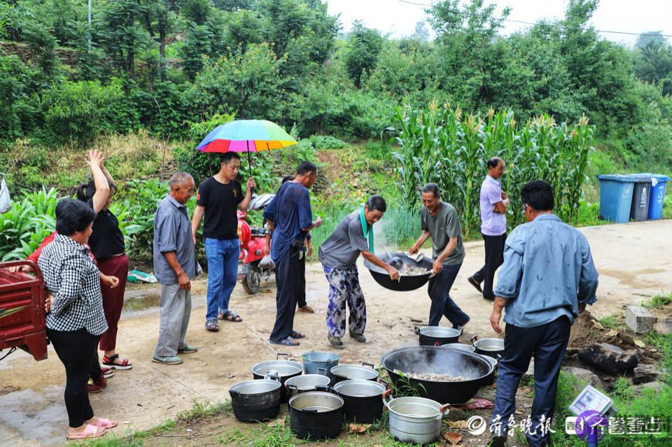 这个地方的民俗，农历六月六日村民们一起吃伏羊