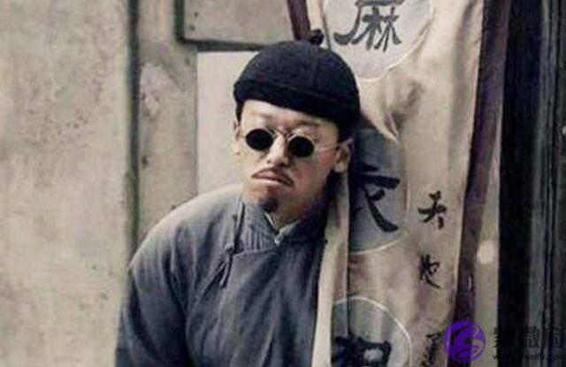 两书生去测算，测算先生看一人说贵不可言，看另一人后直接跪了