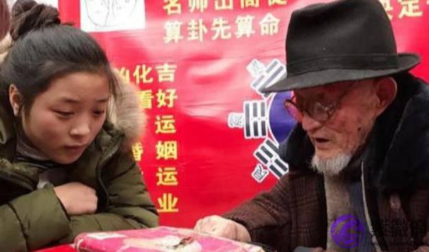 两位女士去测算，测算先生说：一个是富婆命，另一个怕要一生平凡