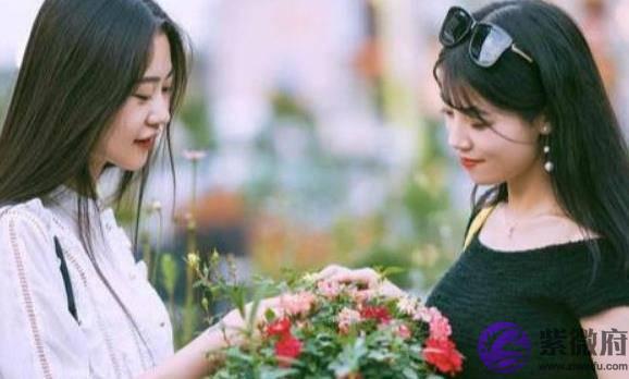 两位女士去测算，测算先生说：一个是富婆命，另一个怕要一生平凡