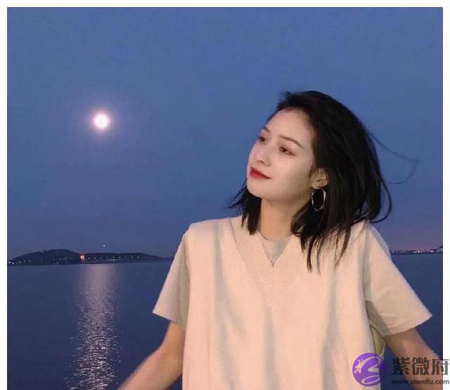 己土寅月地支寅亥合木生印，印星根基稳固身居要职