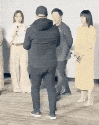尾随迪丽热巴的跟踪狂又出现了，明星活该被骚扰吗？