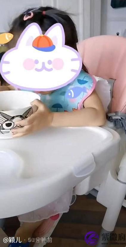 颖儿罕晒女儿，两岁半小月亮熟练用筷子吃饭碗比脸还大，嘴像爸爸
